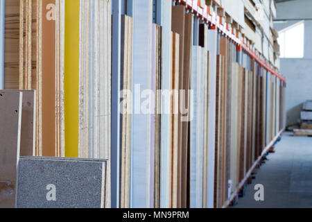 MDF, Spanplatten. Holz Platten in verschiedenen Stärken und Farben. Möbel Beschläge für Möbel Produktion im industriellen Maßstab, und auch für die Stockfoto