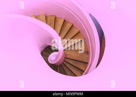 Innen moderne Wendeltreppe in Rosa. Ansicht von oben. Stockfoto