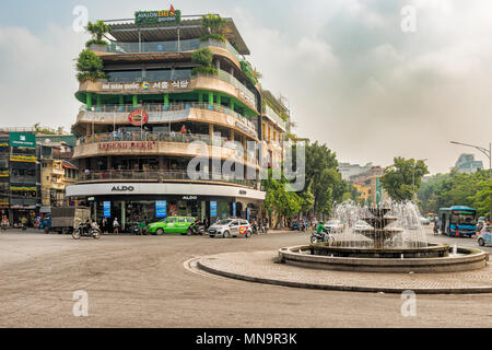 Hanoi, Vietnam - Oktober 27, 2017: Blick auf den Marktplatz in Hanoi Old Quarter mit Springbrunnen in der Mitte. Stockfoto