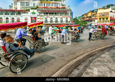 Hanoi, Vietnam - 27. Oktober 2017: Hanoi Old Quarter Hauptplatz, Rikscha-fahrer Touristen, die in der Stadt. Stockfoto