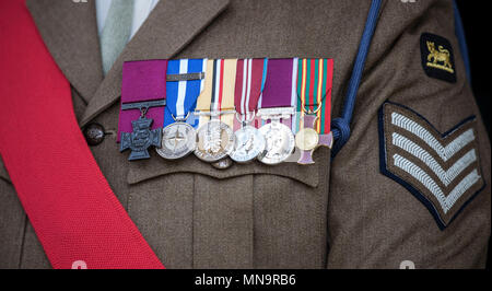 Medaillen durch Johnson Beharry einschließlich der Victoria Cross (links) an einem Service zur Unterstützung der Victoria Cross und George Cross Association in St. Martin-in-the-Fields in London getragen. Stockfoto