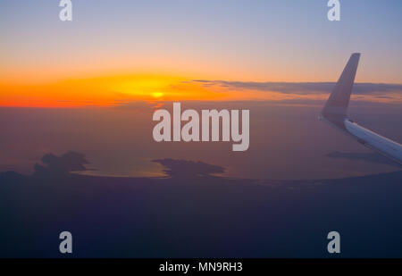 MALLORCA, SPANIEN - 27. APRIL 2018: Norwegische Flug Bild bei Sonnenaufgang in den Ozean Menorca in einem frühen Morgen am 27. April 2018 auf Mallorca, Wellness Stockfoto