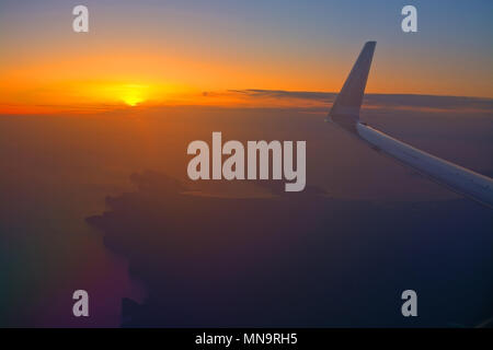 MALLORCA, SPANIEN - 27. APRIL 2018: Norwegische Flug Bild bei Sonnenaufgang in den Ozean Menorca in einem frühen Morgen am 27. April 2018 auf Mallorca, Wellness Stockfoto