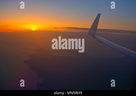 MALLORCA, SPANIEN - 27. APRIL 2018: Norwegische Flug Bild bei Sonnenaufgang in den Ozean Menorca in einem frühen Morgen am 27. April 2018 auf Mallorca, Wellness Stockfoto