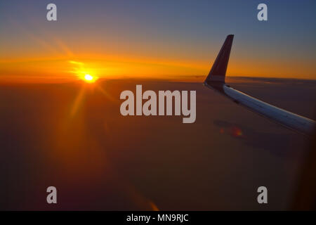 MALLORCA, SPANIEN - 27. APRIL 2018: Norwegische Flug Bild bei Sonnenaufgang in den Ozean Menorca in einem frühen Morgen am 27. April 2018 auf Mallorca, Wellness Stockfoto