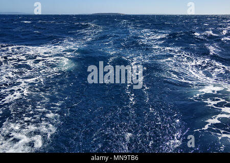 Blaue Mittelmeer und Horizont über Wasser. Formentera, Spanien Stockfoto