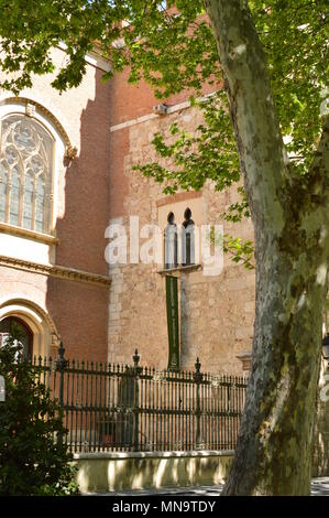 Erzbischöflichen Gebäude von Alcala De Henares Fassade mit einem schönen Fenster. Architektur Reise Geschichte. Mai 5, 2018. Alcala De Henares in Madrid Stockfoto