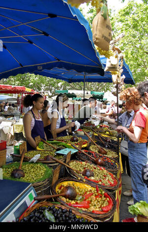 Markt der Samstag im Außen, Place aux Herbes, Uzès, Gard, Occitanie Frankreich Stockfoto