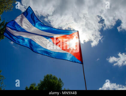 Flagge Kuba winken in der Luft auf sonnigen Sommertag Stockfoto