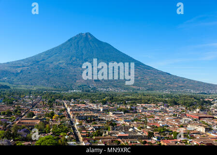 Cerro de la Cruz - Aussichtspunkt von Hill zu alten historischen Stadt Antigua und Vulkan der Maya Highlands in Guatemala Stockfoto