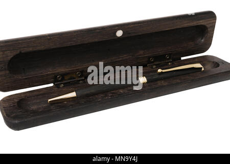 Ein Bleistift Fall für einen Kugelschreiber aus alten Eiche auf weißem Hintergrund Stockfoto