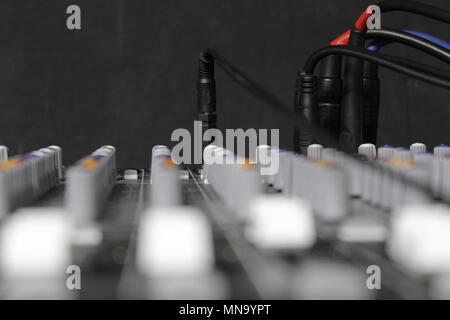 Makro Blick auf Kabel und Controller auf ein Mischpult angeschlossen Stockfoto