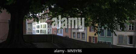Die breitbildansicht einer alten Stadt Baum und Fassaden im Sommer Stockfoto
