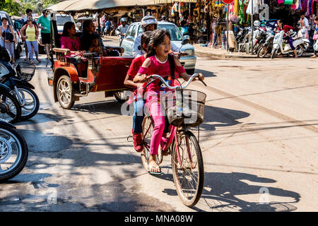 Schule Kinder Radfahren in Siem Reap Kambodscha Stockfoto