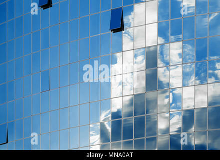 Fassade des modernen Gebäudes. Bewölkter Himmel spiegelt sich in Glas Stockfoto