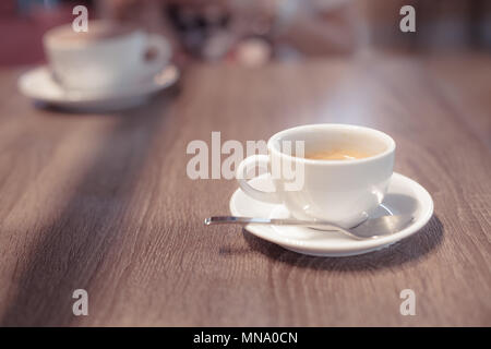 Entspannende Momente, erfrischend mit einem Getränk für die Tasse Kaffee auf hölzernen Tisch Stockfoto