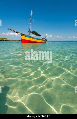 Eine bunte Dhow günstig Ich das kristallklare Wasser von Paradise Island in Mosambik. Stockfoto