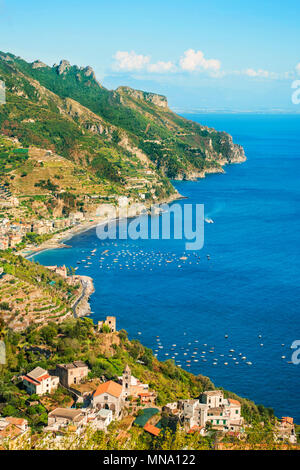 Luftbild des kleinen italienischen Küstenstädte von Bergen in der warmen Abendsonne umgeben, die Küste von Amalfi, Salerno, Kampanien, Italien Stockfoto