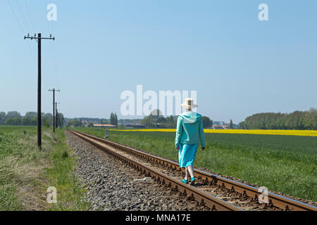 Frau zu Fuß entlang der Gleise der Dampfeisenbahn Molli, Klein Bollhagen in der Nähe von Kühlungsborn, Mecklenburg-Vorpommern, Deutschland Stockfoto