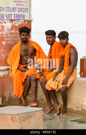 Gruppe von nicht identifizierten Sadhus Pilger Devotees, in orange gekleidet. Es ist eine Masse Hindu Pilgerweg des Glaubens und Baden in das Heilige Meer. Stockfoto