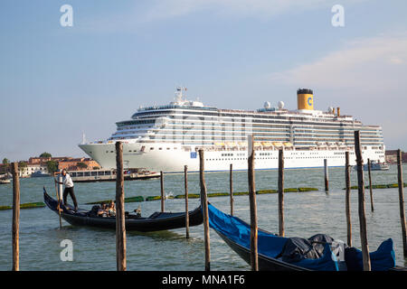 Gegenüberstellung von kleinen Gondeln und Vaporetto und dem riesigen Coasta Luminosa Passagierschiff in St Marks Becken bei Sonnenuntergang, Venedig, Venetien, Italien Stockfoto