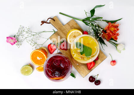 Zwei Weingläser mit reifem Obst und Beeren Cocktails. Ansicht von oben Stockfoto