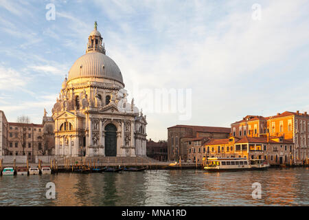 Basilica di Santa Maria della Salute und Abbaza di San Gregorio, an den Goldenen Stunde bei Sonnenaufgang, Grand Canal, Dorsoduro Venedig, Venetien, Italien, Vaporetto Stockfoto