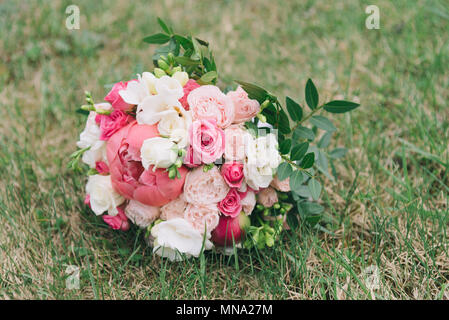 Blumenstrauß. Der braut Bouquet. Brautstrauß. Floristik. Wedding Bouquet aus verschiedenen Farben. Stockfoto