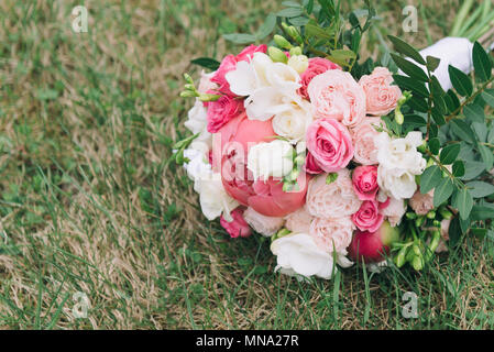 Blumenstrauß. Der braut Bouquet. Brautstrauß. Floristik. Wedding Bouquet aus verschiedenen Farben. Stockfoto