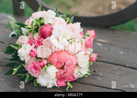 Blumenstrauß. Der braut Bouquet. Brautstrauß. Floristik. Wedding Bouquet aus verschiedenen Farben. Stockfoto