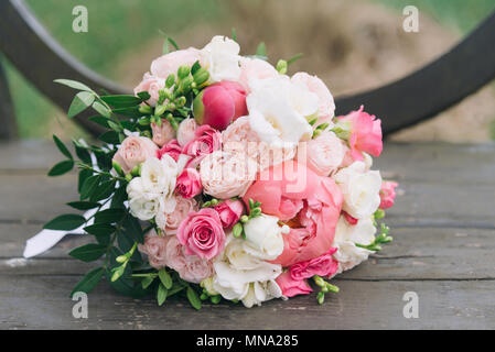 Blumenstrauß. Der braut Bouquet. Brautstrauß. Floristik. Wedding Bouquet aus verschiedenen Farben. Stockfoto