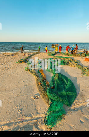 Die handwerklichen Fischer haul out Netze in Inhassoro Mosambik. Stockfoto