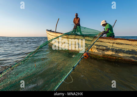 Die handwerklichen Fischer haul out Netze in Inhassoro Mosambik. Stockfoto