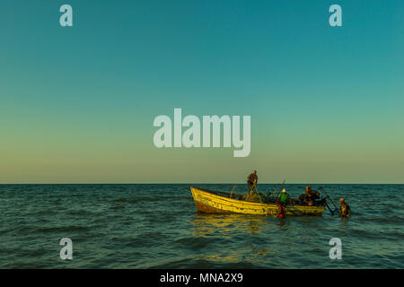 Ein kleines Fischerboot in Inhassoro Mosambik gesehen. Stockfoto