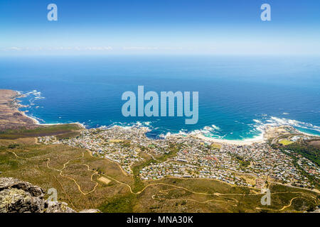 Luftaufnahme von Camps Bay in Kapstadt, Südafrika Stockfoto