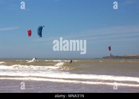 Kite Surfer am Strand in Essaouira, Marokko Stockfoto