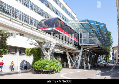 Venedig People Mover Serie: Die Venedig People Mover Straßenbahn verlassen der Piazzale Roma Terminal auf dem Weg nach Tronchetto, Venedig, Venetien, Italien. Niedrigen Winkel Stockfoto