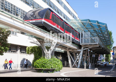 Venedig People Mover Serie: Die Venedig People Mover Straßenbahn verlassen Piazzale Roma Terminal, Venedig, Italien von der Straße auf die erhöhte Spur gesehen. Stockfoto