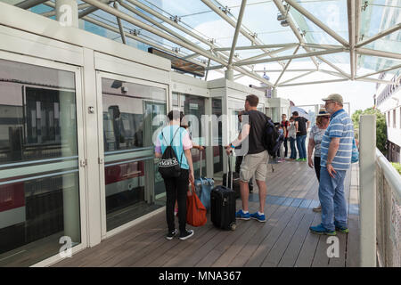 Venedig People Mover Serie: Passagiere warten die Venedig People Mover, Piazzale Roma, Venedig, Italien. Menschen erste Ausfahrt von der gegenüberliegenden Sid Stockfoto