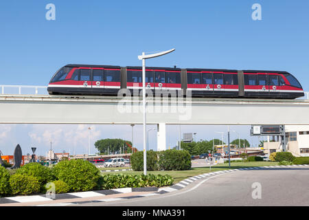 Venedig People Mover Serie: Die Venedig People Mover Straßenbahn entlang auf die erhöhte Track am Cruise Terminal gezogen werden. Marittima, Venedig, Venetien Es Stockfoto