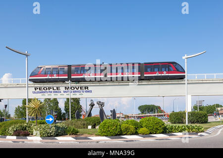 Venedig People Mover Serie: Die Venedig People Mover Straßenbahn, die sich in der erhöhten Kette über das Zeichen an Marittima, Venedig, Venetien, Italien blue sky Stockfoto