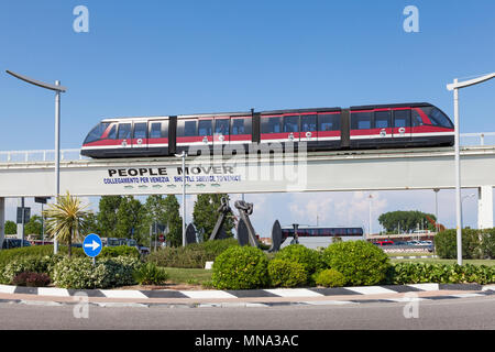 Venedig People Mover Serie: Die Venedig People Mover Straßenbahn, die sich in der erhöhten Kette über das Zeichen an Marittima, Venedig, Venetien, Italien blue sky Stockfoto