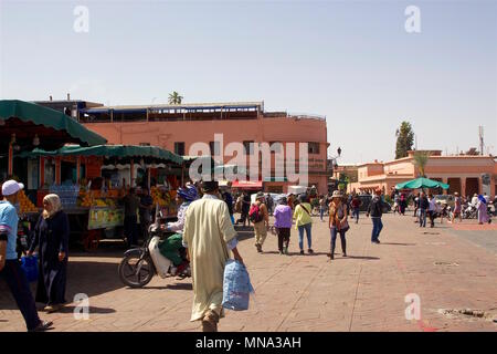 Platz Jemaa el-Fnaa, dem Hauptplatz von Marrakesch und Marktplatz in Marrakesch Medina, von Einheimischen und Touristen genutzt. Stockfoto