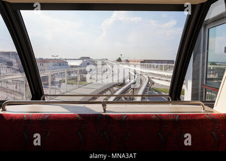 Venedig People Mover-Serie: Blick durch die Windschutzscheibe des Venedig People Mover, Venedig, Italien Das erhöhte Anschluss voraus angezeigt. Erste Person POV Stockfoto