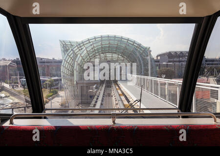 Venedig People Mover-Serie: Blick durch die Windschutzscheibe des Venedig People Mover, Venedig, Italien, und die Strecke, da es Ansätze Tronchetto Terminal. POV Stockfoto