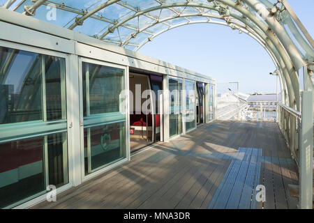 Venedig People Mover Serie: Tronchetto ternimal Interieur mit wartet Venedig People Mover, Venedig, Italien mit einem Blick zurück zu Venedig Kreuzfahrt Termin Stockfoto