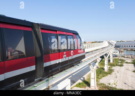 Venedig: Venedig Serie People Mover People Mover Straßenbahn auf seine erhöhte Track, Venedig, Venetien, Italien, in der Nähe zu sehen, gezogen zu werden. Öffentliche Verkehrsmittel PO Stockfoto