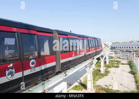 Venedig: Venedig Serie People Mover People Mover Straßenbahn auf seine erhöhte Track, Venedig, Venetien, Italien, in der Nähe zu sehen, gezogen zu werden. Öffentliche Verkehrsmittel PO Stockfoto