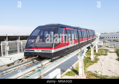 Venedig: Venedig Serie People Mover People Mover nähern Tronchettoon seiner erhöhten Track, Venedig, Venetien, Italien. Nahaufnahme der frontalen Ansicht mit Beifahrer Stockfoto