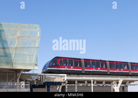 Venedig: Venedig Serie People Mover People Mover Straßenbahn auf seine erhöhte track Eingabe Tronchetto Terminal, Venedig, Venetien, Italien. Blue Sky. Öffentliche Tran Stockfoto